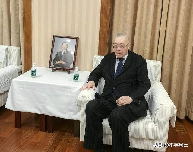 杨振宁葬礼现场盖国旗，多位大佬现身，捧遗像的年轻人身份引猜测