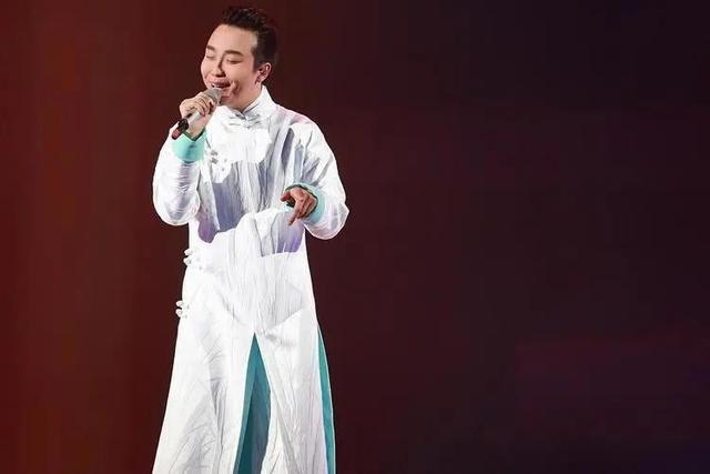 这一次，47岁的“跳梁小丑”李玉刚	，如今已彻底走上了另一条道路