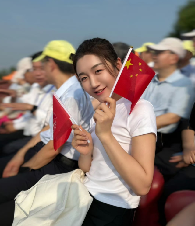 13位奥运冠军现场观看阅兵，汪顺戴着奖牌，马龙的“合照”太特殊