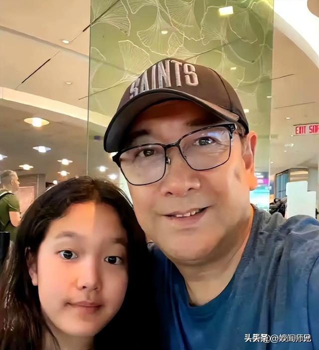 水均益泉州给女儿带娃，与前妻18年后再同框	，主动搭话对方却不理