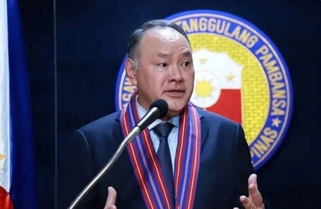 菲律宾35艘船包围黄岩岛，052D携海警迎战，马科斯反问中国一句话