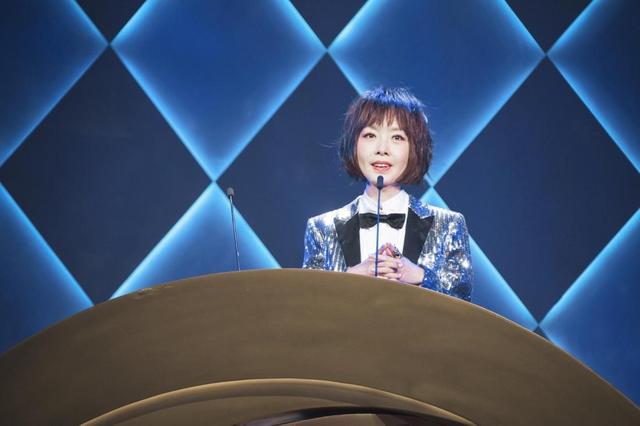 55岁发福后的鲁豫很养眼，如今胖出新宽度，曾经的她真没法看！