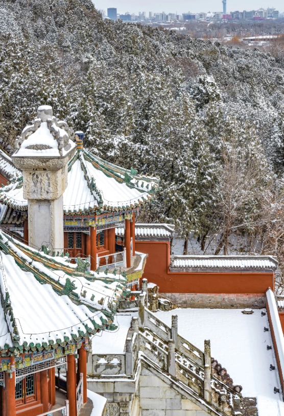 冬日玩雪乐趣多，雪圈冰场糖葫芦，那份纯真让人难忘