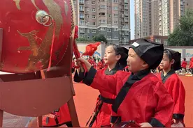 行古礼、点朱砂、写“人”字 岱岳区岳峰小学举行传统“开笔礼”图片