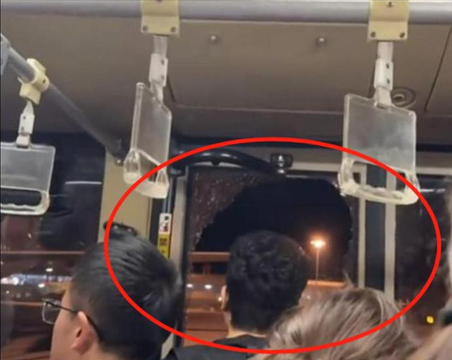 青海机场惊魂3分钟，乘客砸窗逃生，缺氧晕倒，机场回应惹众怒
