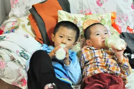 双胞胎一个从小喝豆浆，一个从小喝牛奶，上高中后差距凸显图片