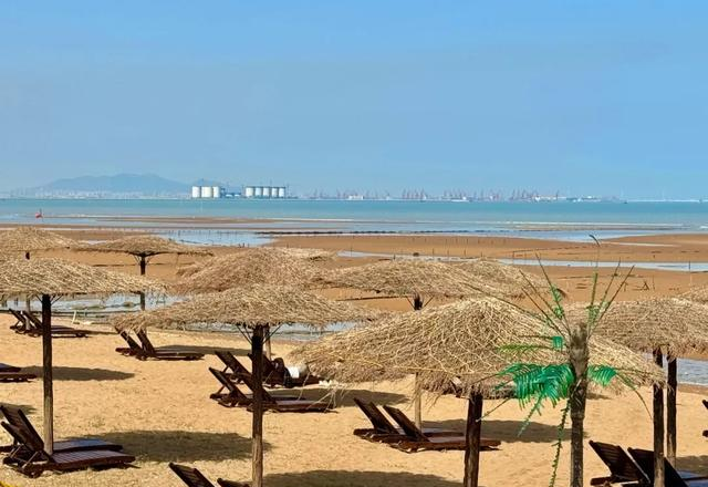 赣榆石桥小沙东海滩设置遮阳伞、增加公厕配套，并划定公共赶海区