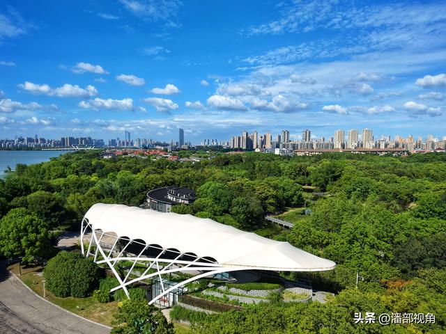 蓝天白云下的无锡蠡湖，浪漫如诗，心随浪逐，梦与湖共舞。