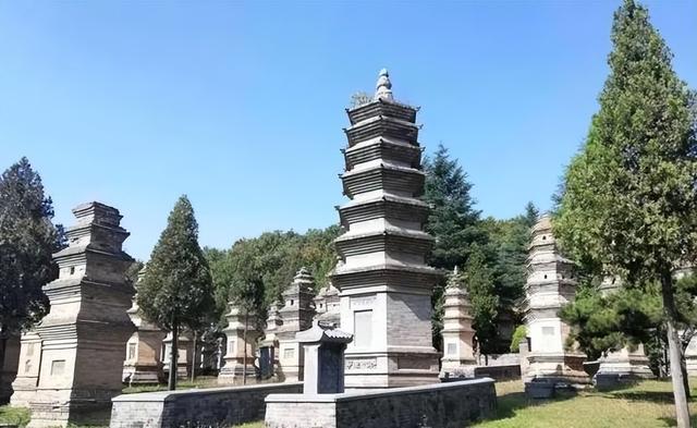 他是释永信的师弟，他自诩武僧总教头，但实际上他是当地的黑老大