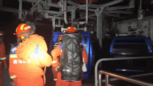 “驴友”组队景区徒步迷路 消防深夜3小时成功营救