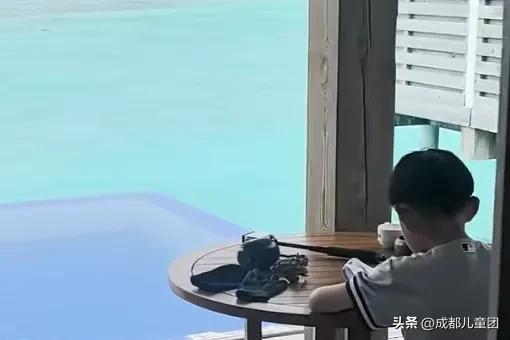 暑假旅游，就是换个地方写作业？全世界都在偶遇写作业的中国孩子