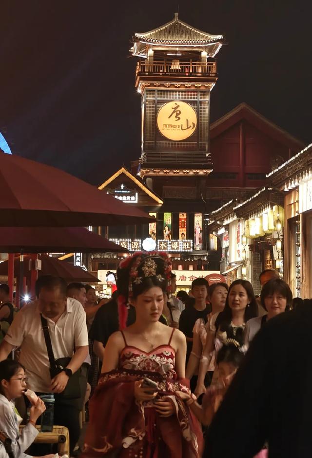 夜间经济新范本：唐山河头老街如何让90%外地游客跨城打卡？