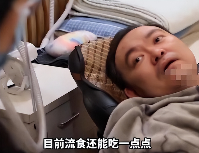 蔡磊传出好消息！终于能下楼溜达，见到儿子笑了，爷俩靠镜子交流