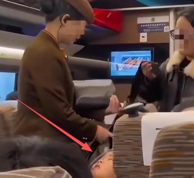 后续女子高铁堵道：知情人透原因，女子正脸被扒黑皮胖脸，已社死