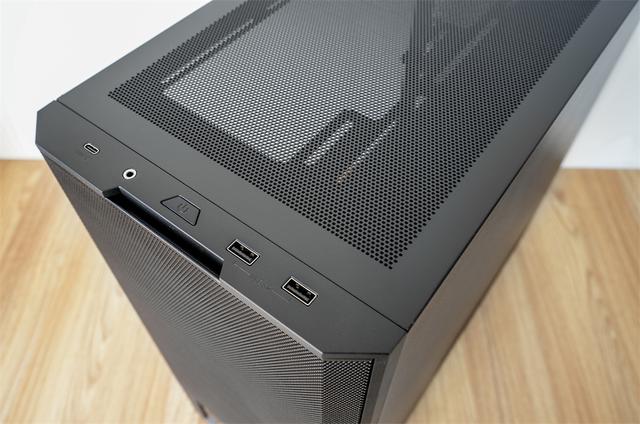 自带屏幕的主机—联力207D+9950X3D+ROG B850-F+索泰5070Ti装机