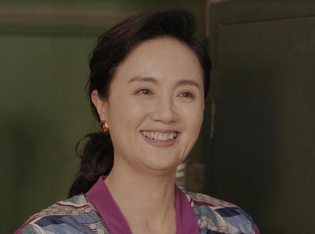 朱媛媛去世不到1年，52岁辛柏青现身春晚彩排，恶心的一幕出现了