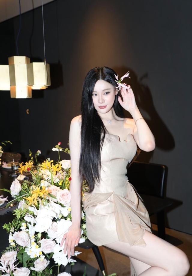 范志毅爱女晒27岁生日照，戴二十万卡地亚办宴，和马镇亲热很般配