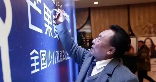 包养多名情妇，生下11个私生子，70多岁潜逃时仍要生娃！他是谁？