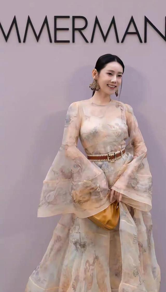 秋瓷炫：把半辈子的苦，穿成了巴黎最贵的“战袍”