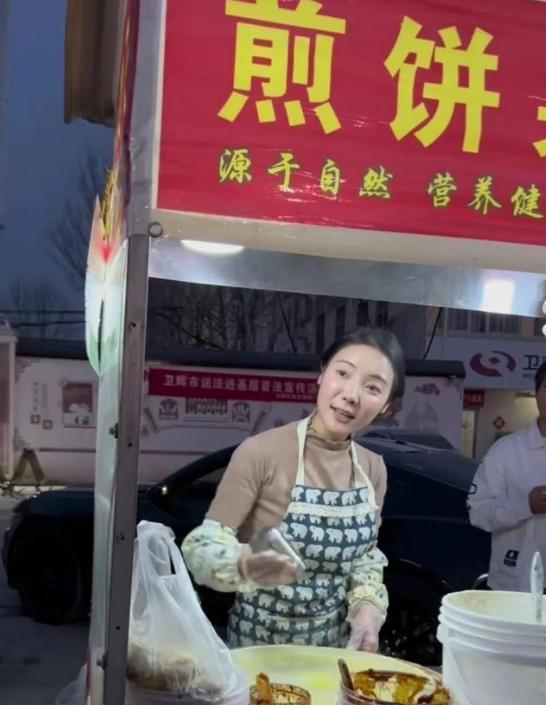 网红李富贵带46位老人去旅行，听戏吃大餐，《人民日报》点赞转发