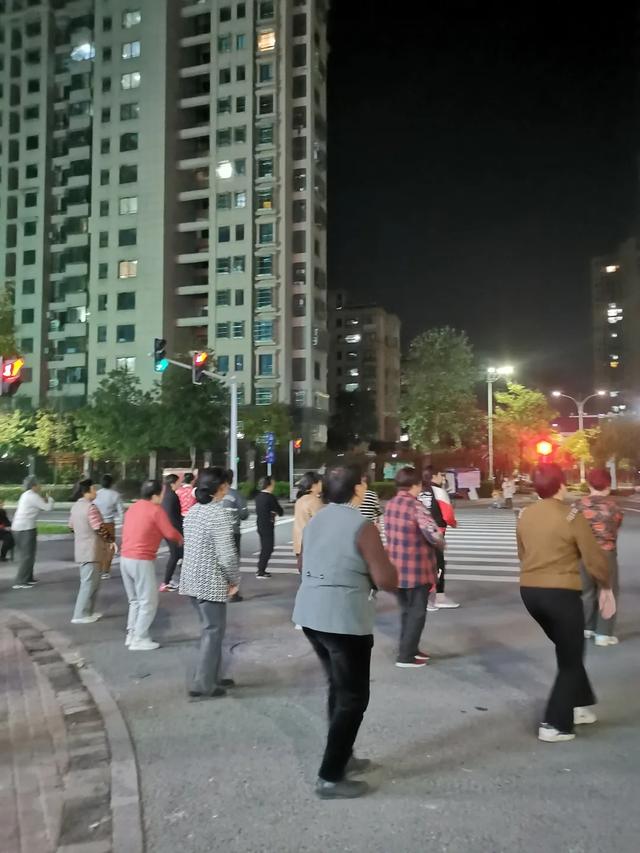 评论员:车能给暴走团让路法律不能