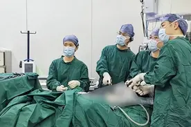 一次按摩后进了手术室！医生从体内取出又黄又粘的脓肿……图片