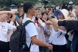 唐尚珺4场直播赚5万！成了学校的名人网红，无数同学来蹭流量图片