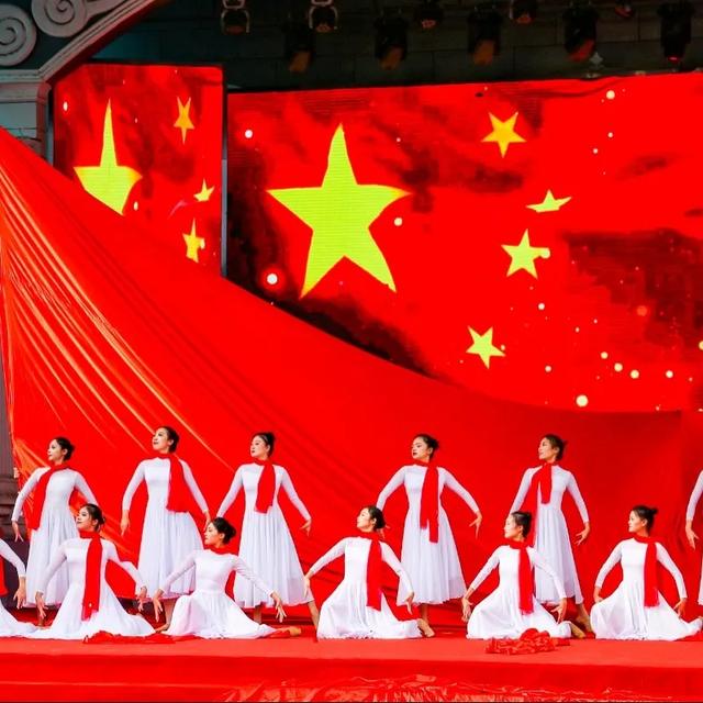 中秋国庆彩灯游园会限定表演！场场精彩～前方有欢乐因子正在释放！