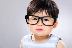 近视的孩子，要想近视长慢，睡前要做的两件事。图片