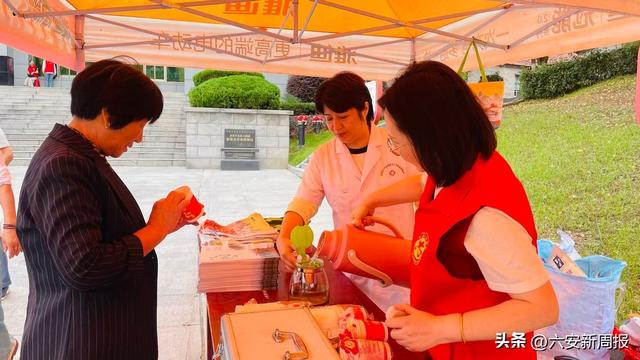 金寨梅山：一杯瓜片千份服务 “志愿红”擦亮双节旅游名片