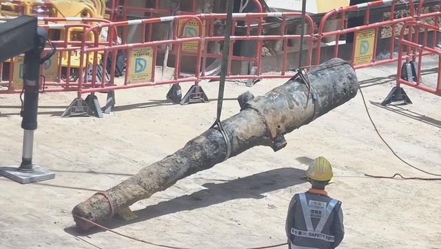 闹市挖出1000磅重型航弹，香港6000人疏散，拆弹部队使出看家本领