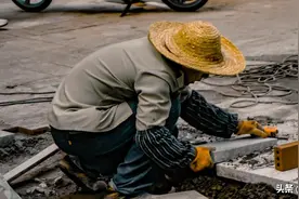 50袋水泥搬到5楼给300元钱，居然没人干，农民工是已经不差钱了吗图片