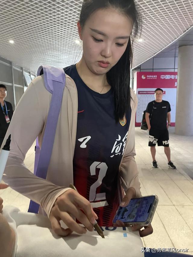 张常宁现身女排锦标赛, 耐心给粉丝签名人气超高, 脸又小又精致好美