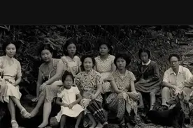 1953年，孙立人携夫人张晶英和徐复观教授一家在阿里山游玩的合影图片