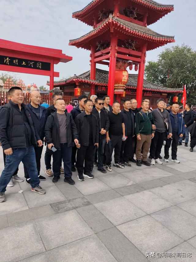 讲述我的写作故事43，《2025年开封赏菊记》。