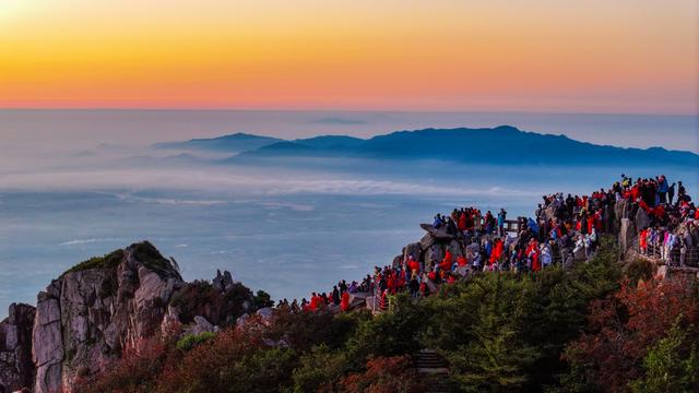 泰山之巅，与太阳的庄严赴约