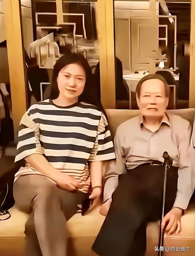 杨振宁去世后，翁帆再发文，49岁无子女的她，早已被安排好了退路