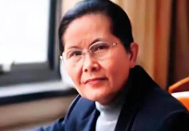 她是中国芯片顶尖人物，4度评选国内院士失败，后被美国封为院士