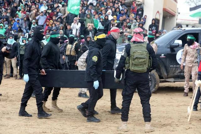 以军公布哈方伪造遗体视频，空袭加沙致百人死亡，互指违反停火