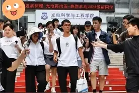 601分考上华南师大的唐尚珺，陪母亲上山看望小树苗后，收假回校图片