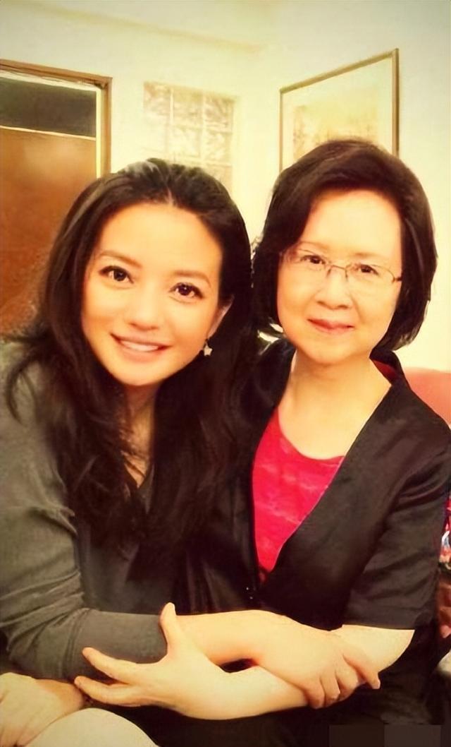 因胃癌去世传闻真相大白半年，49岁赵薇近况曝光	，琼瑶真没说错