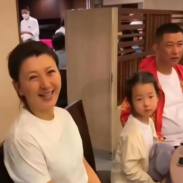 闫学晶风波后现身三亚！面容憔悴，丈夫电话打不停，疑似遇到麻烦