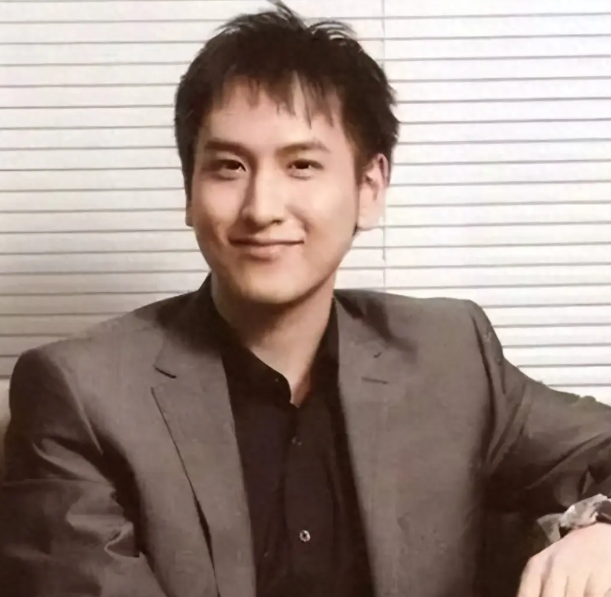 母亲是影后，父亲浦东开发第一人，继承上海百套房，21岁身价百亿