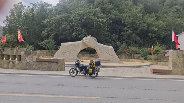 赏秋秦岭，摩旅商洛（03）打卡全国唯一“红军镇”，进入湖北境内