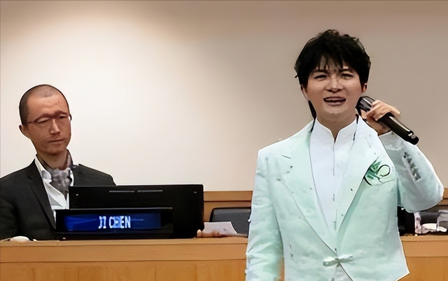 从“娘娘腔”到舞台宠儿，周深的逆袭之路：真实还是人设？