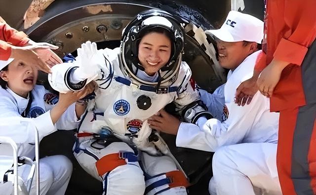 中国首位女航天员，为何回到地面后“销声匿迹”，现在怎么样了？