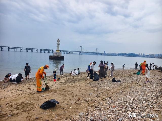 浴场保洁压力增大，志愿者深入景区开展净滩