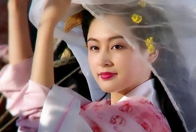 长得太美被导演占为己有，4年后生下大明星儿子，16就开始争光了