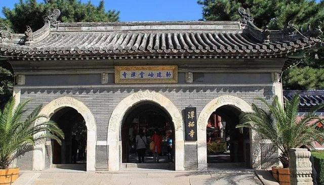 中国有一寺庙，庙不大，却有武警24小时站岗，究竟有何过人之处？