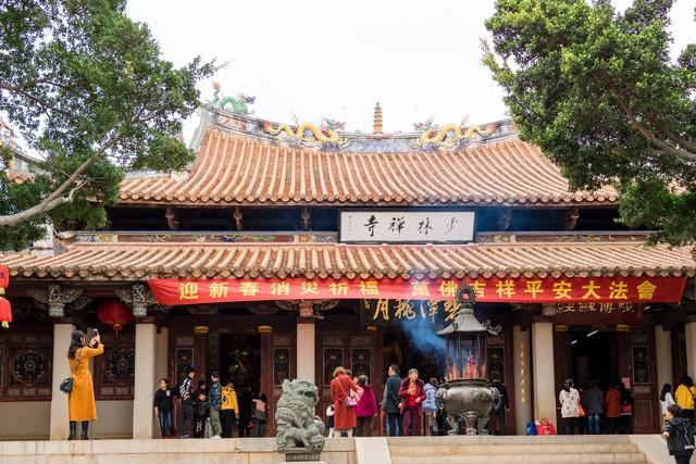 标题：千年古刹少林寺：1500年风雨兼程的传奇之旅